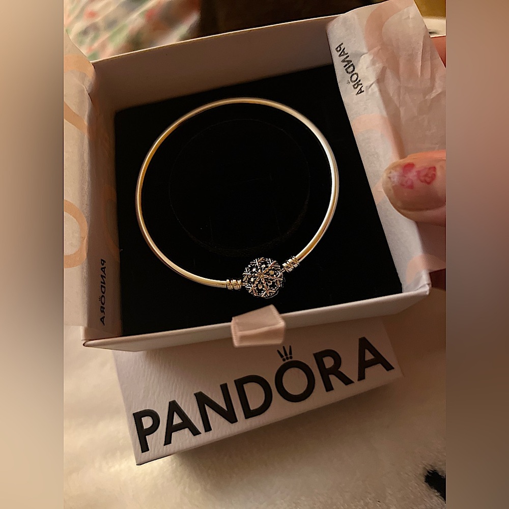 SOLD-Pandora Moments Sparkling Snowflake Clasp Bangle-Size 7.1 inches/19cm